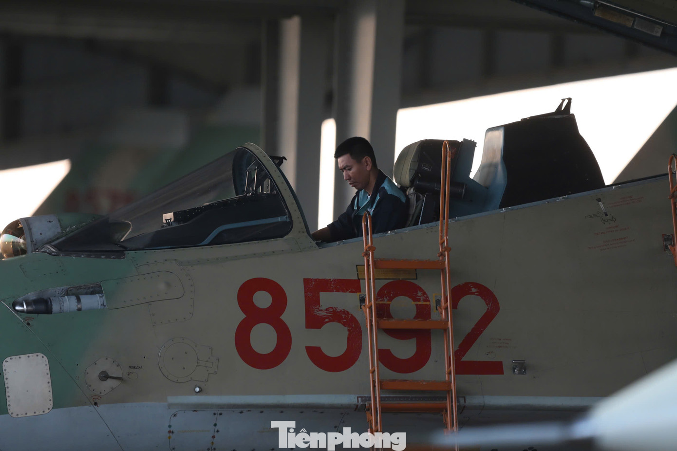 Sau khi kiểm tra xong bên dưới, nhân viên kỹ thuật lên phía trên kiểm tra trong buồng lái.