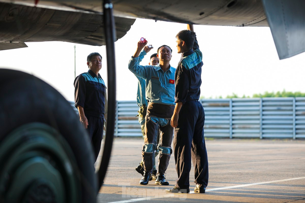 Sau các bước rà soát của nhân viên kỹ thuật, phi công một lần nữa kiểm tra động cơ, chi tiết trên thân máy bay.