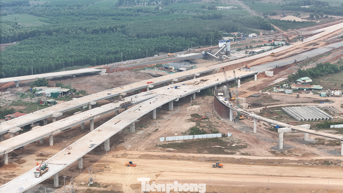 Đây là gói thầu 6.12 thuộc Dự án đầu tư xây dựng Cảng hàng không quốc tế Long Thành giai đoạn 1, do liên danh 6 công ty thực hiện, đứng đầu là Tập đoàn Đèo Cả.