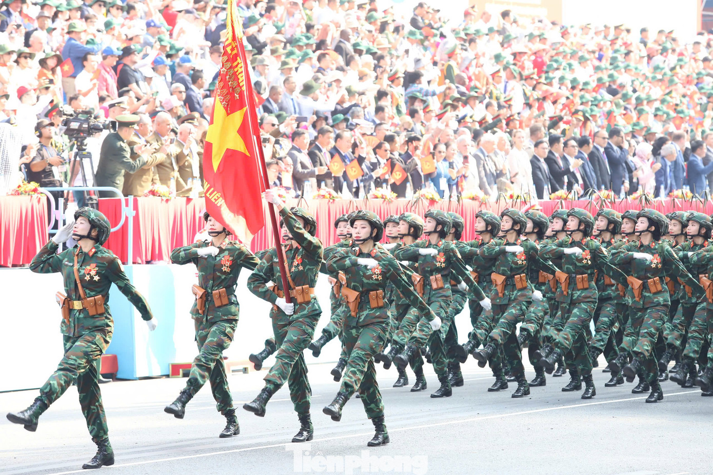 Khối Nữ Sĩ quan thông tin.