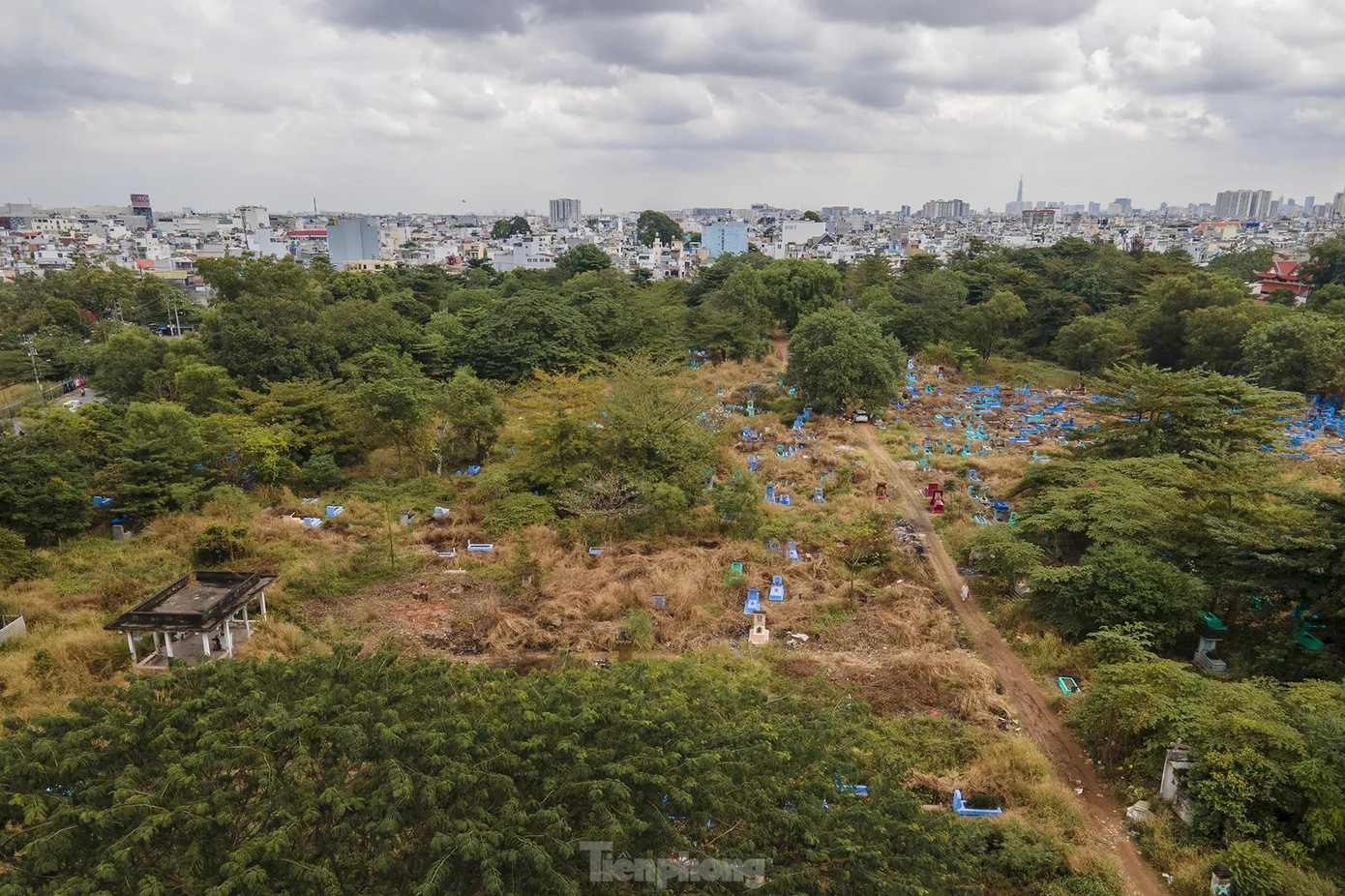 Nghĩa trang Bình Hưng Hòa được biết đến là nghĩa trang lớn nhất TPHCM. Đây là nghĩa trang tự phát, hình thành từ những năm 1970 và hiện nơi đây có gần 54.000 ngôi mộ. Ảnh: Phạm Nguyễn.
