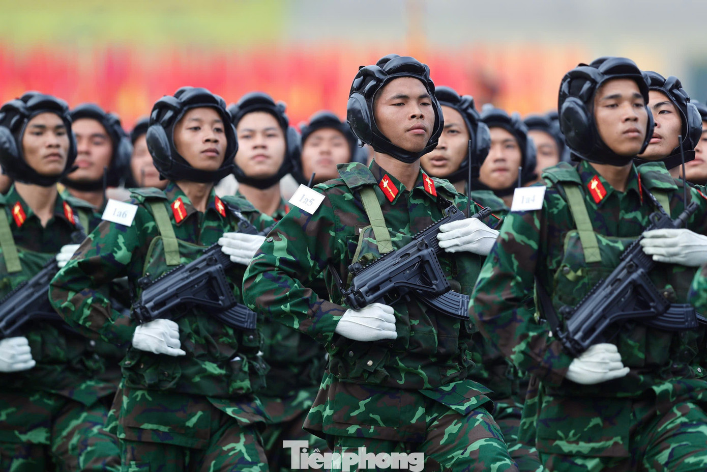 Những bước chân đều tăm tắp, động tác dứt khoát, từng đội hình được chỉnh đốn nghiêm trang sau mỗi hồi còi vang lên.
