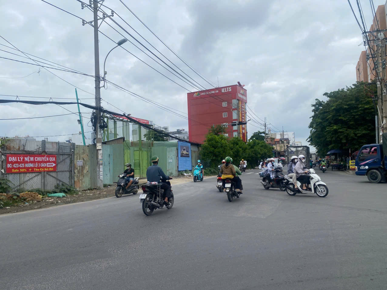 Trường Tiểu học Trần Đại Nghĩa có mặt tiền nằm trên đường Bình Long, giáp với Khu đô thị Celadon City của phường Tân Sơn Nhì.