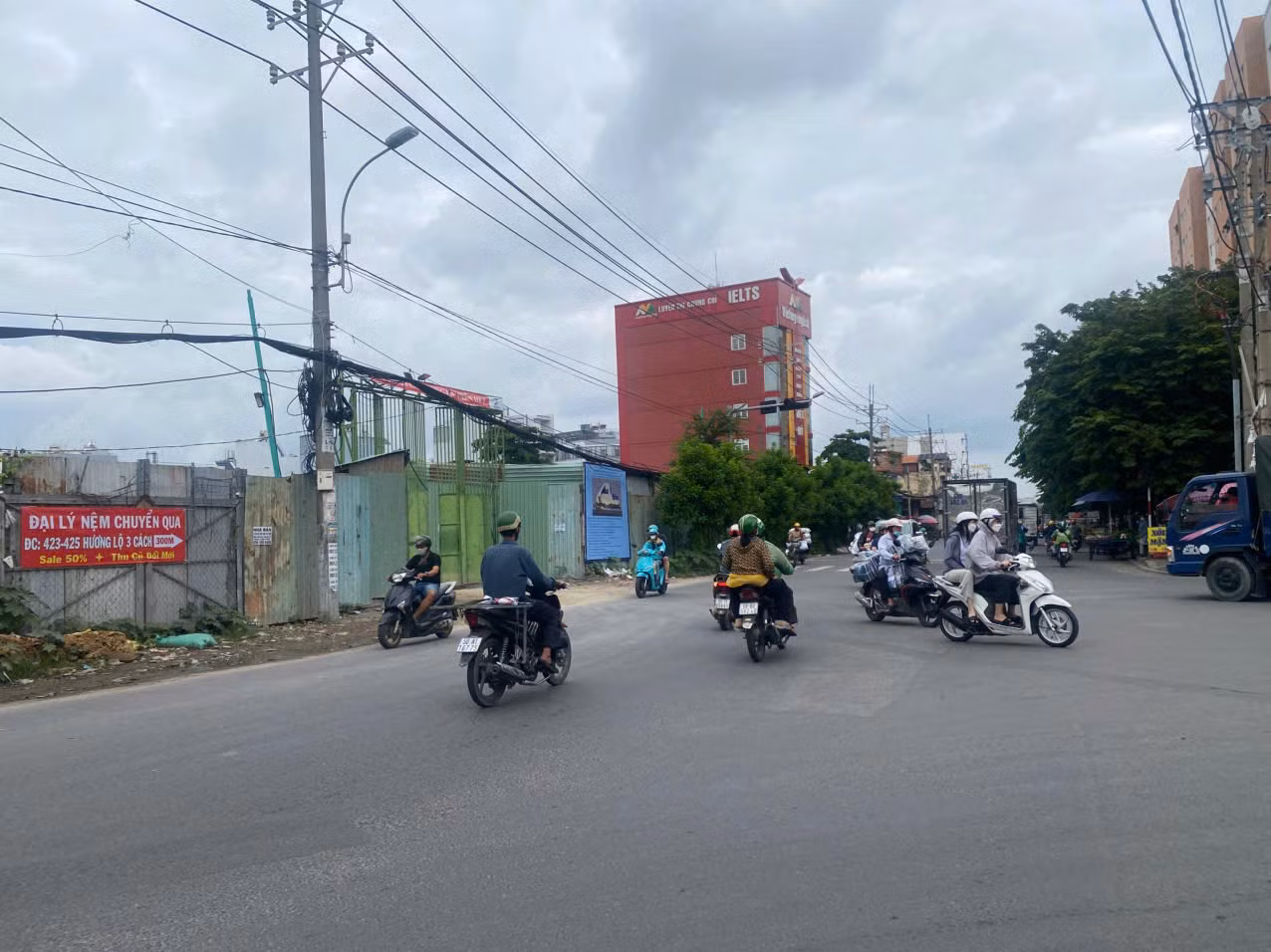 Trường Tiểu học Trần Đại Nghĩa có mặt tiền nằm trên đường Bình Long, giáp với Khu đô thị Celadon City của phường Tân Sơn Nhì.