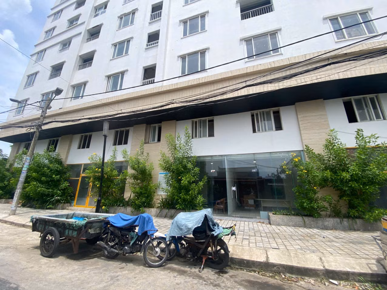 Cơ quan chức năng tại TPHCM đã nhiều lần yêu cầu chủ đầu tư nhanh chóng tháo dỡ các hạng mục sai phạm, hoàn thiện dự án để bàn giao nhà cho người dân. Hạn chót phải giao nhà là ngày 30/4/2021. Tuy nhiên đến nay, người dân vẫn chưa được nhận nhà.