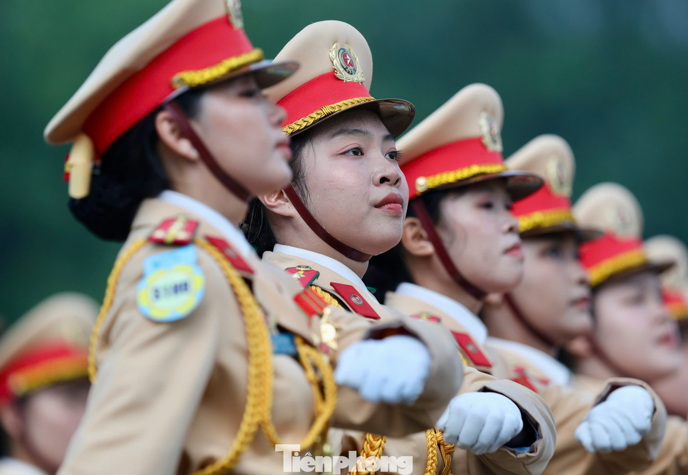 Giữa nắng gắt nhưng các chiến sĩ vẫn nỗ lực thực hiện những bước đi đều tăm tắp.