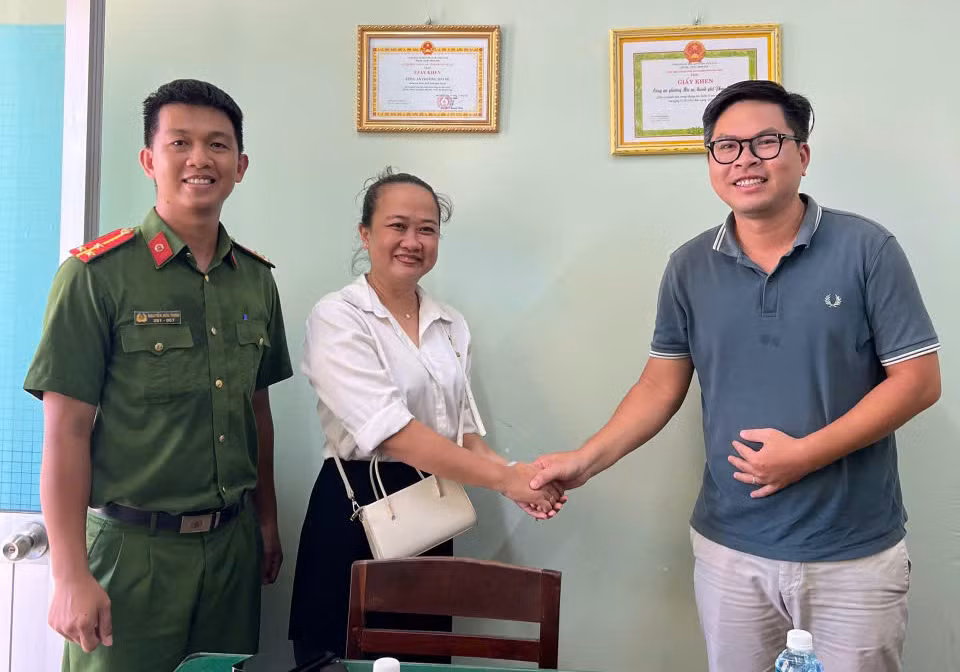 Công an phường Mũi Né hỗ trợ chị Duyên chuyển lại số tiền do chuyển nhầm của anh Phúc ngay trong chiều 16/5.