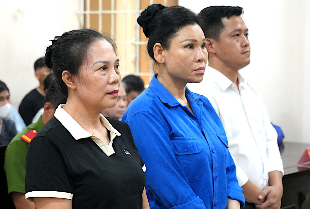 Bị cáo Lâm Thị Thu Trà (áo xanh) bị tuyên phạt 14 năm 6 tháng tù. Ảnh: Báo Bà Rịa - Vũng Tàu.