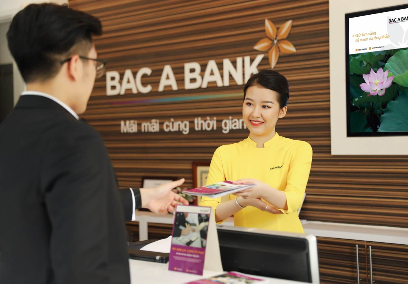 BacABank dự kiến phát hành gần 96 triệu cổ phiếu cho cổ đông hiện hữu với tỷ lệ 10:1. BacABank dự kiến phát hành gần 96 triệu cổ phiếu cho cổ đông hiện hữu với tỷ lệ 10:1.