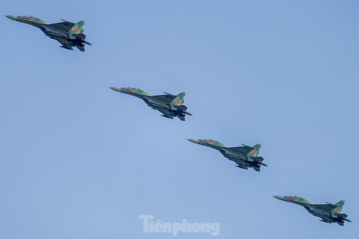 Tiêm kích Su-30MK2 tập các động tác tách đội, chao lượn trên bầu trời, bay thấp qua khu vực khán đài giả định.