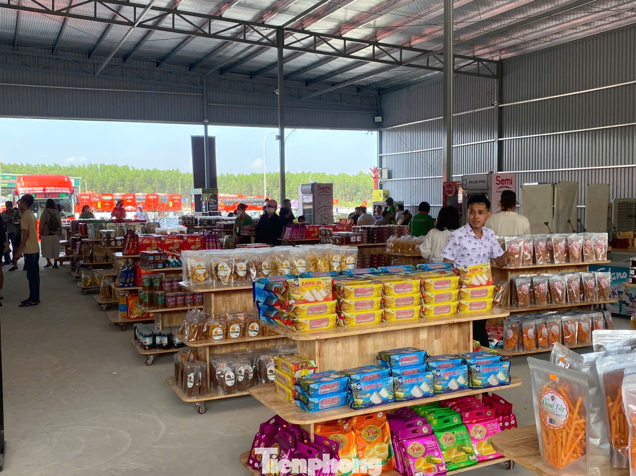 Bên trong trạm dừng nghỉ.