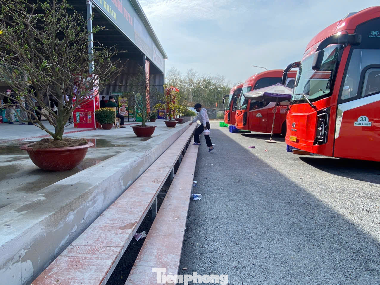 Bậc lên xuống để vào khu nhà chính của trạm dừng nghỉ được lắp ghép từ ván ép, thanh sắt.