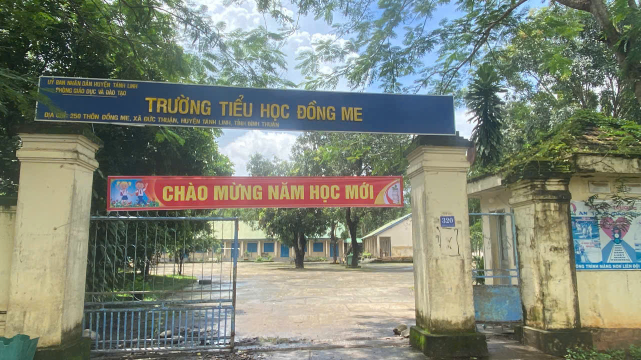 Hiệu trưởng Trường Tiểu học Đồng Me bị tố nhận trợ cấp đứng lớp dù không giảng dạy.
