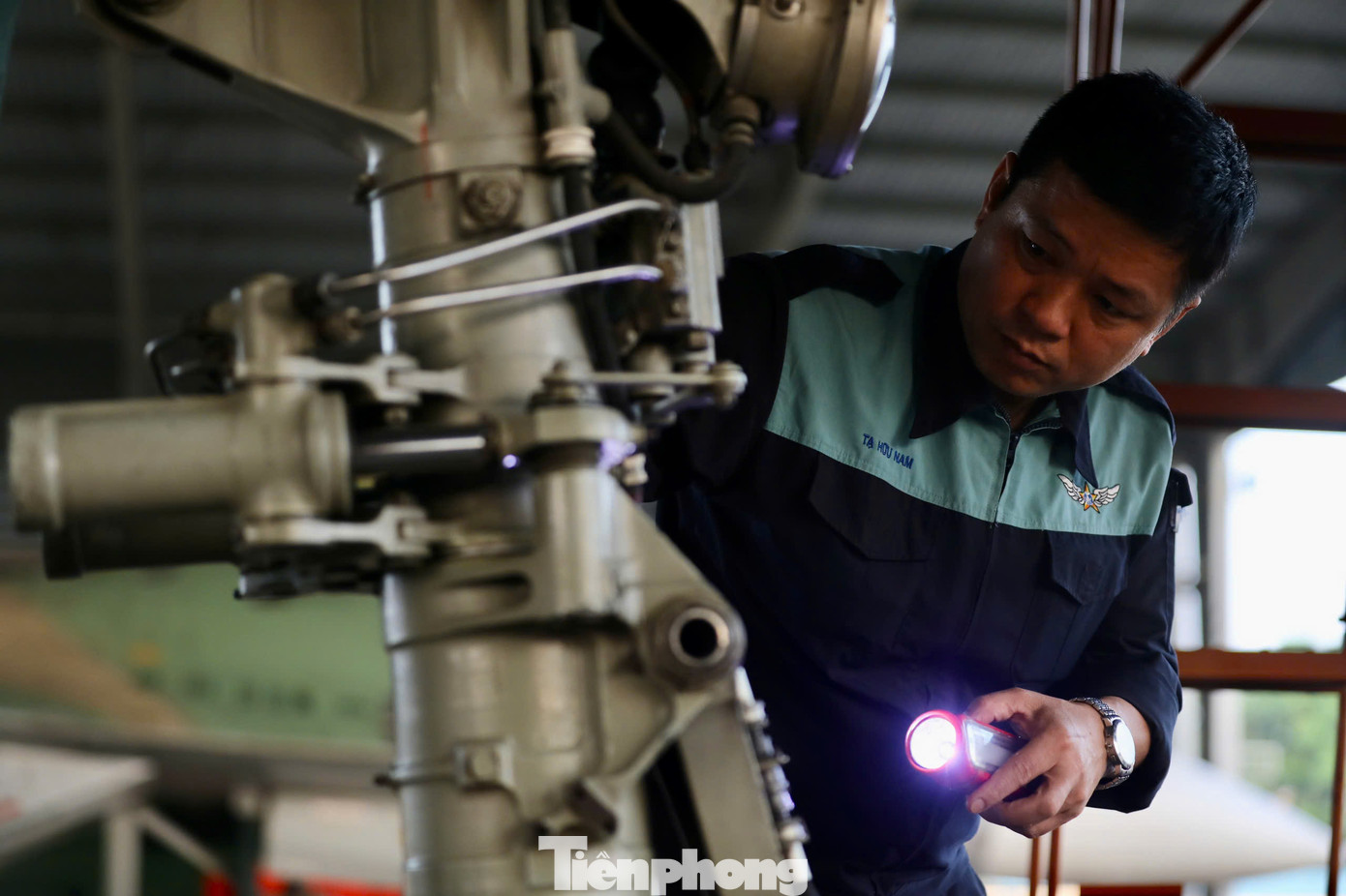 Dùng đèn pin kiểm tra, dò từng thiết bị, kiểm tra độ an toàn của máy bay.