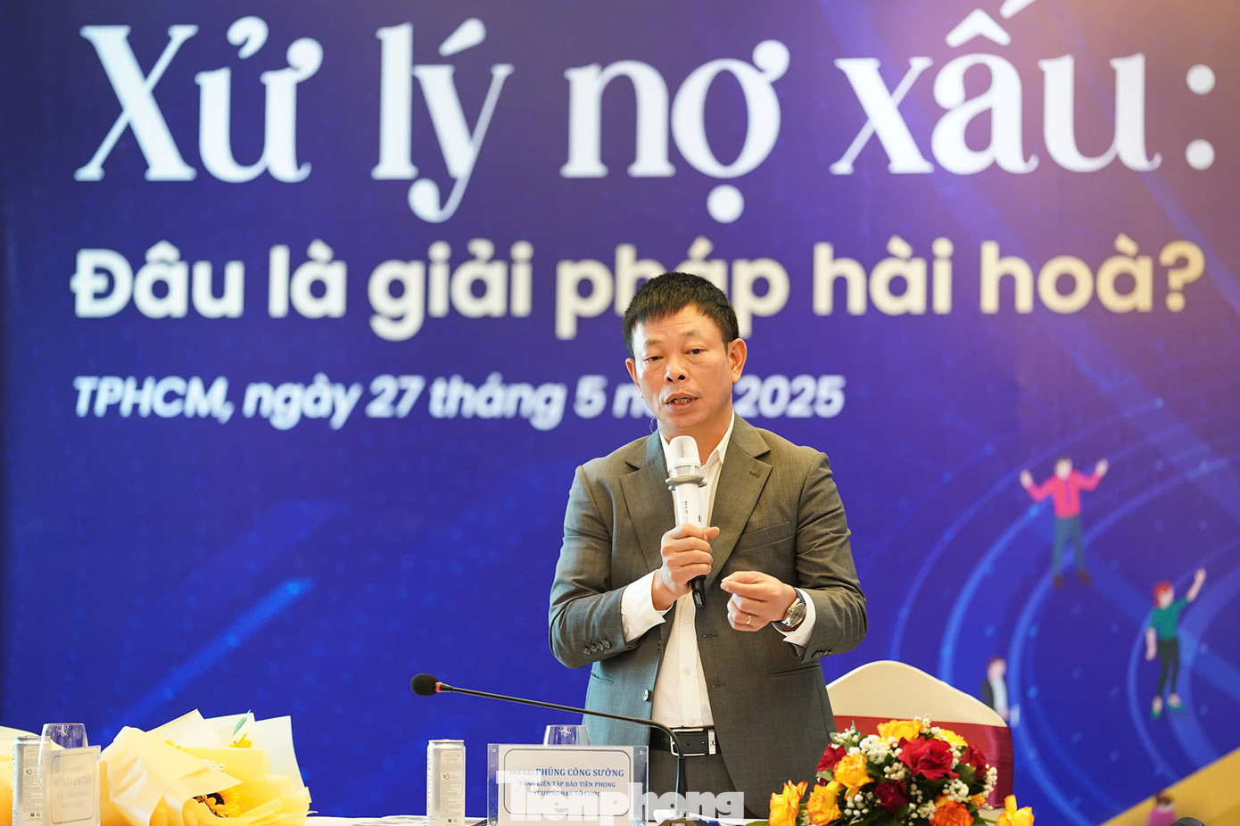 Nhà báo Phùng Công Sưởng - Tổng Biên tập Báo Tiền Phong - chủ trì hội thảo “Xử lý nợ xấu: Đâu là giải pháp hài hoà?” vào sáng 27/5, tại TPHCM.