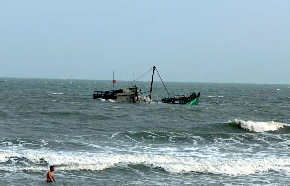 Con thuyền bị chìm một nửa trên vùng biển thuộc đường D10, phường 11, Vũng Tàu. Con thuyền bị chìm một nửa trên vùng biển thuộc đường D10, phường 11, Vũng Tàu.