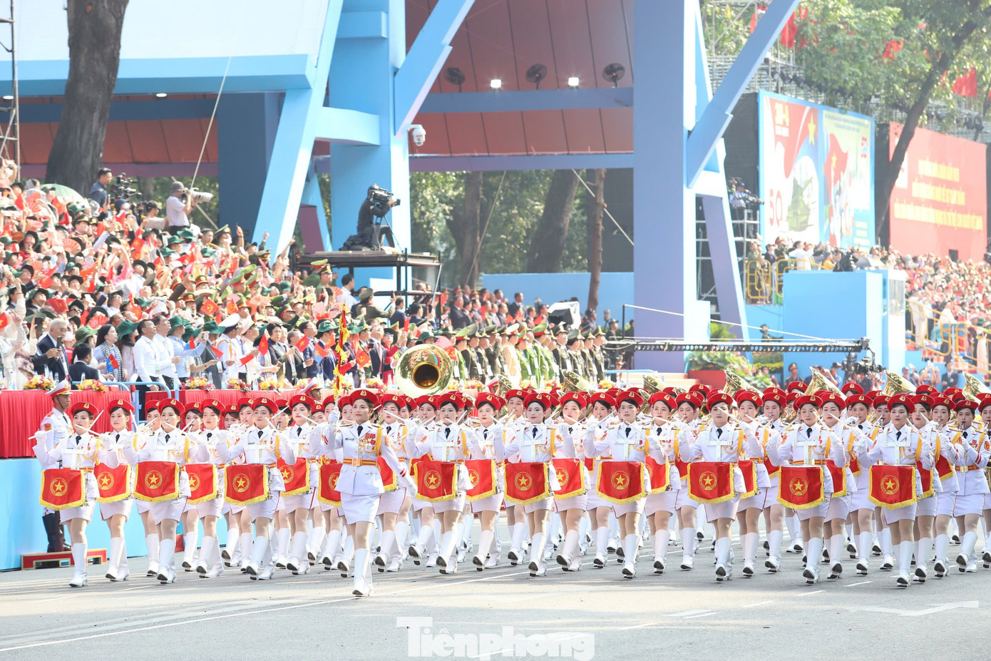 Khối nữ Quân nhạc Việt Nam. Trong cuộc đấu tranh giải phóng dân tộc, thống nhất đất nước, những âm thanh rộn rã, hào hùng của các chiến sĩ quân nhạc như tiếng kèn xung trận, tiếp thêm sức mạnh, thôi thúc quân và dân ta anh dũng chiến đấu và chiến thắng mọi kẻ thù xâm lược.