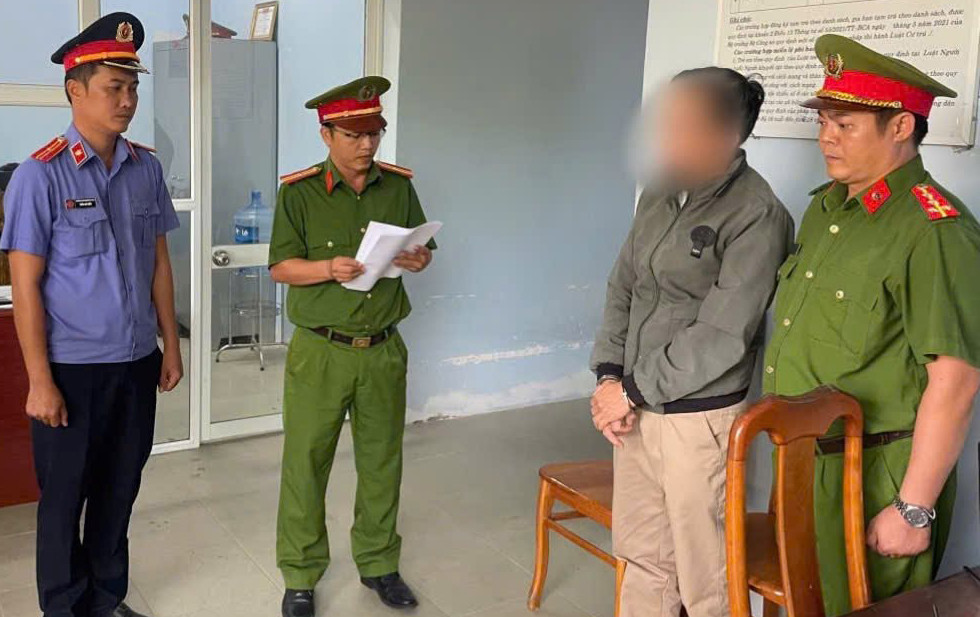 Công an huyện Tuy Phong tống đạt quyết định khởi tố vụ án, khởi tố bị can và thi hành lệnh bắt tạm giam 4 tháng đối với ông L.V.H.