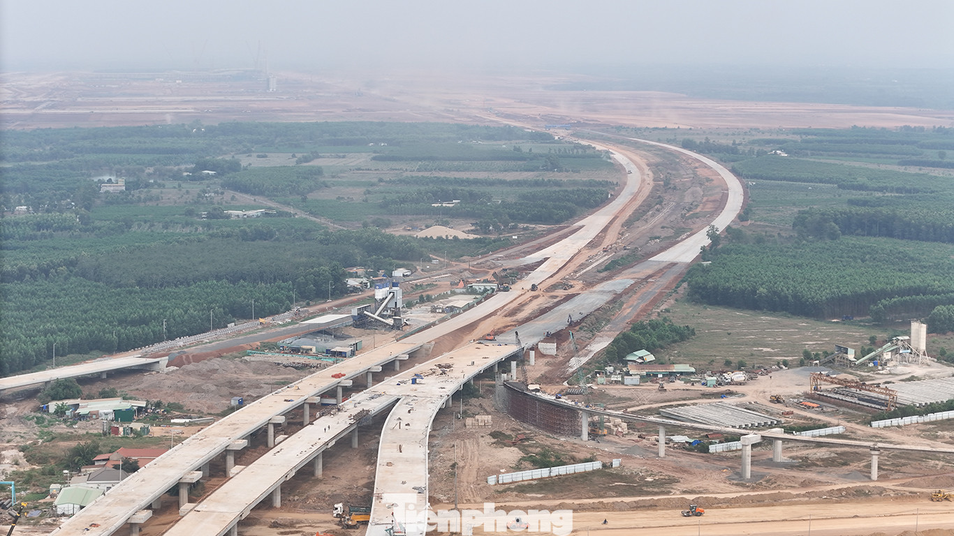 Về phần đường đã hoàn thành hạng mục đắp đất K95, cọc CDM, hầm chui dân sinh, các hạng mục khác như đắp đất K98 đạt hơn 60%, thi công cấp phối đá dăm đạt gần 39%.