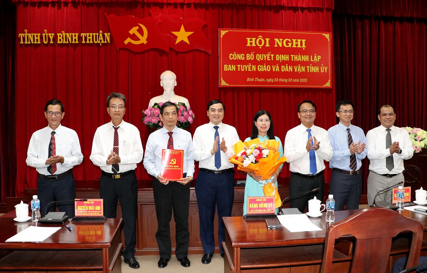 Thường trực Tỉnh uỷ Bình Thuận trao quyết định thành lập Ban Tuyên giáo và Dân vận Tỉnh ủy. Thường trực Tỉnh uỷ Bình Thuận trao quyết định thành lập Ban Tuyên giáo và Dân vận Tỉnh ủy.