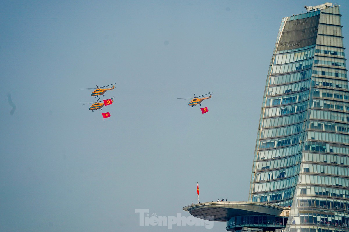 Trực thăng kéo cờ Đảng, cờ Tổ quốc bay qua một toà nhà cao tầng ở quận 1, TPHCM.