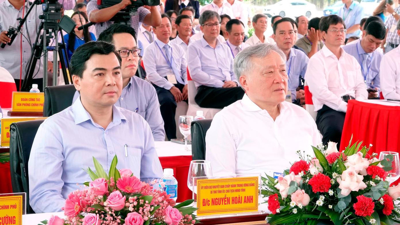 Phó Thủ Tướng thường trực Chính phủ Nguyễn Hòa Bình (bìa phải) và Bí thư Tỉnh ủy Bình Thuận Nguyễn Hoài Anh tham dự lễ khánh thành. Ảnh: Báo Bình Thuận. Phó Thủ Tướng thường trực Chính phủ Nguyễn Hòa Bình (bìa phải) và Bí thư Tỉnh ủy Bình Thuận Nguyễn Hoài Anh tham dự lễ khánh thành. Ảnh: Báo Bình Thuận.