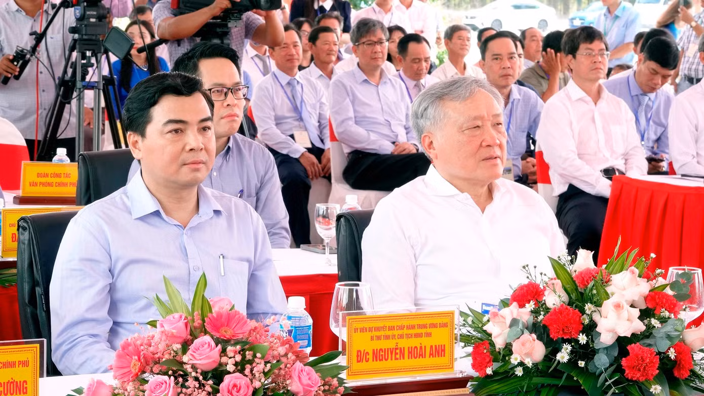 Phó Thủ Tướng thường trực Chính phủ Nguyễn Hòa Bình (bìa phải) và Bí thư Tỉnh ủy Bình Thuận Nguyễn Hoài Anh tham dự lễ khánh thành. Ảnh: Báo Bình Thuận.