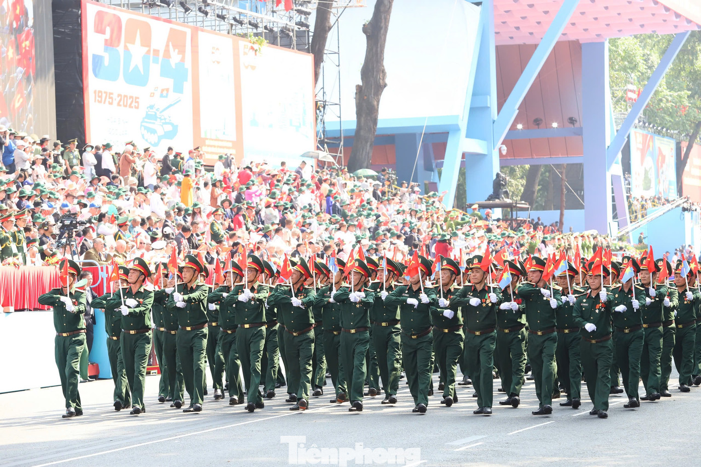 Khối Cựu chiến binh đang tiến vào lễ đài. Cựu chiến binh Việt Nam là những nhân chứng lịch sử, những người đã hiến dâng cả tuổi thanh xuân, chiến đấu anh dũng, kiên cường, góp phần làm nên Đại thắng mùa Xuân năm 1975.
