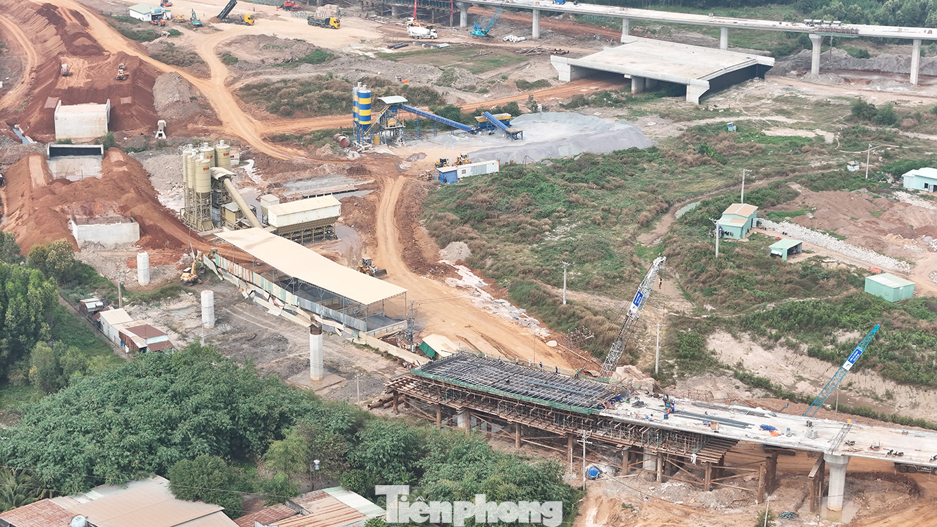 Theo thiết kế, tuyến đường T1 có chiều dài 4,3km, nối quốc lộ 51 đến sân bay Long Thành.