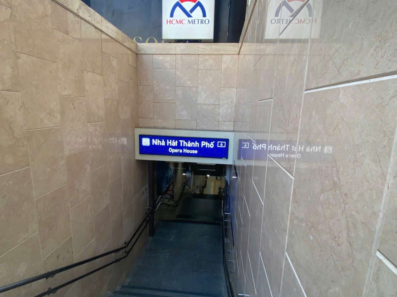 Lối xuống 4 của ga Nhà hát TPHCM thuộc tuyến metro số 1 (Bến Thành - Suối Tiên) nằm trong Union Square.