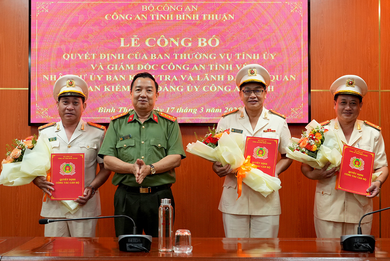 Đại tá Trần Văn Mười - Phó Bí thư Đảng ủy, Phó Giám đốc Công an tỉnh Bình Thuận tặng hoa và chúc mừng các cán bộ.