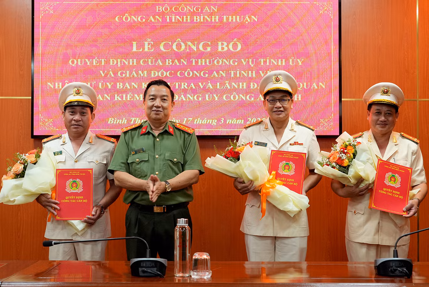 Đại tá Trần Văn Mười - Phó Bí thư Đảng ủy, Phó Giám đốc Công an tỉnh Bình Thuận tặng hoa và chúc mừng các cán bộ.