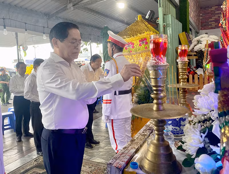 Ông Phạm Viết Thanh, Bí thư Tỉnh ủy - Chủ tịch HĐND tỉnh Bà Rịa - Vũng Tàu thắp hương viếng thượng sĩ Nguyễn Ngọc Minh Nhật. Ảnh: Báo Bà Rịa - Vũng Tàu. Ông Phạm Viết Thanh, Bí thư Tỉnh ủy - Chủ tịch HĐND tỉnh Bà Rịa - Vũng Tàu thắp hương viếng thượng sĩ Nguyễn Ngọc Minh Nhật. Ảnh: Báo Bà Rịa - Vũng Tàu.