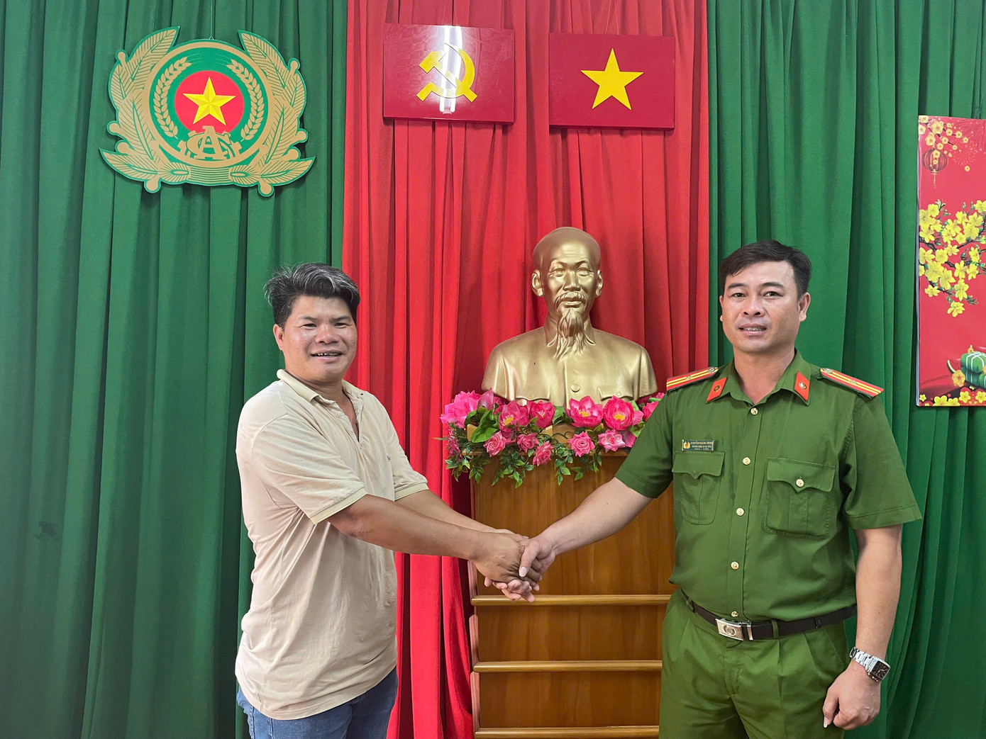 Ông Nguyễn Văn Năng phối hợp cùng Công an thị trấn Ma Lâm hoàn trả số tiền chuyển nhầm cho chủ nhân. Ông Nguyễn Văn Năng phối hợp cùng Công an thị trấn Ma Lâm hoàn trả số tiền chuyển nhầm cho chủ nhân.