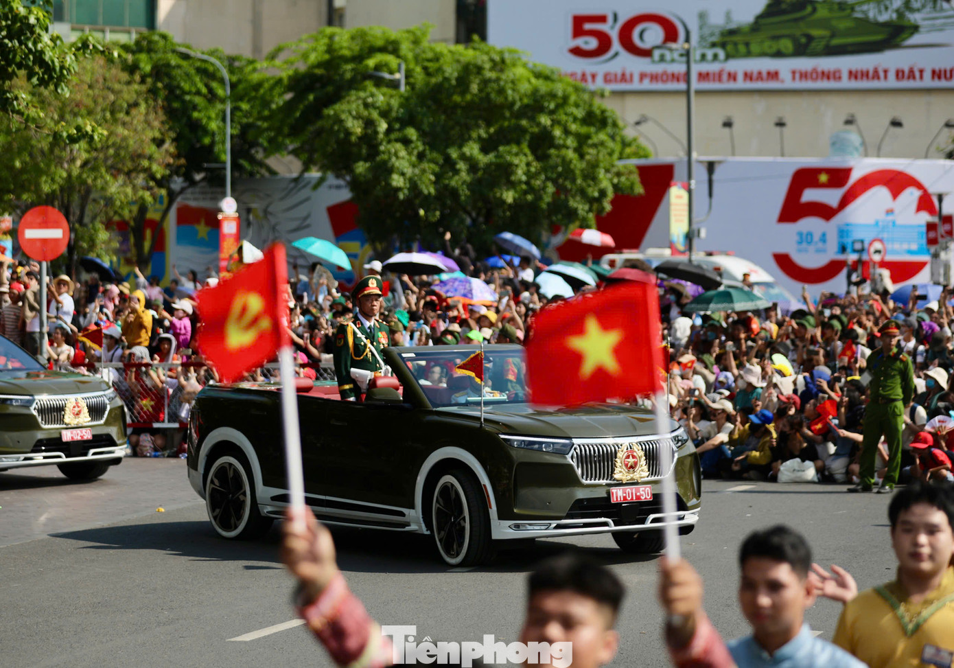 Khối Quân kỳ do Trung tướng Nguyễn Quang Ngọc, Ủy viên Trung ương Đảng, Ủy viên Quân ủy Trung ương, Phó Tổng Tham mưu trưởng Quân đội nhân dân Việt Nam chỉ huy, di chuyển trên đường phố.