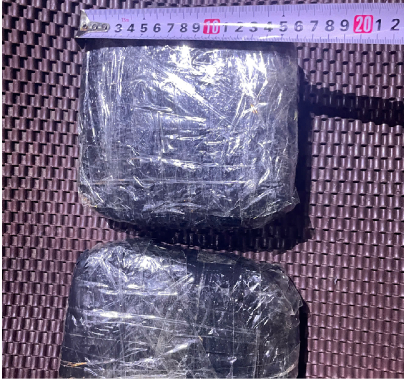 2 gói ni lon chứa khoảng 2 kg ma túy.