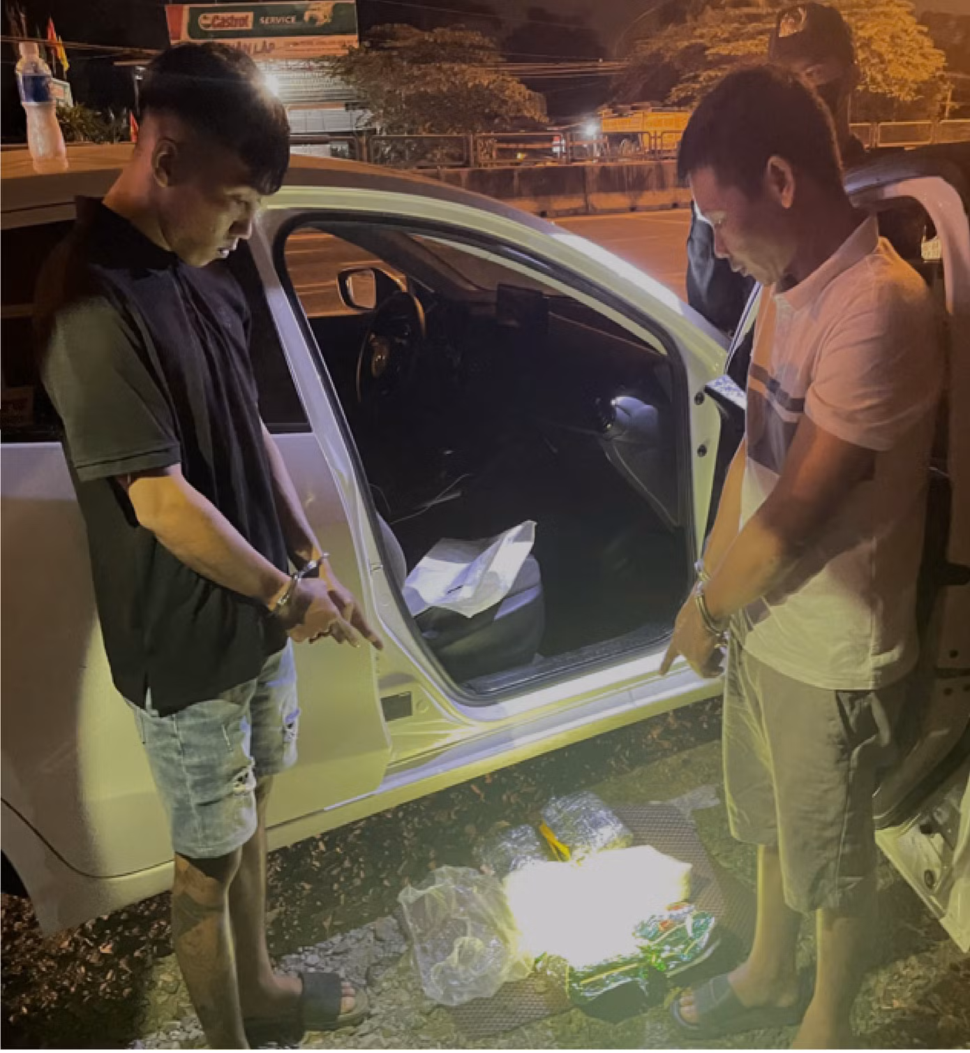 Đối tượng Nguyễn Hồng Huệ và Lê Hoàng Hải lúc bị bắt. Đối tượng Nguyễn Hồng Huệ và Lê Hoàng Hải lúc bị bắt.