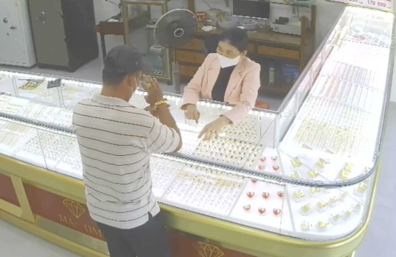 Đối tượng Bùi Chí Bình đang xem 1 nhẫn và 1 lắc tay.