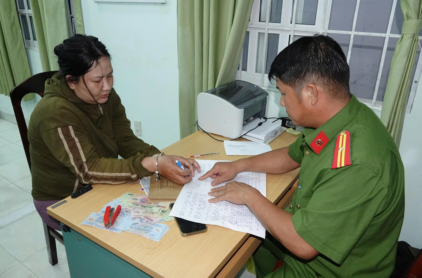 Đối tượng Nguyễn Thị Kim Ánh làm việc với Công an xã Tiến Lợi. Đối tượng Nguyễn Thị Kim Ánh làm việc với Công an xã Tiến Lợi.