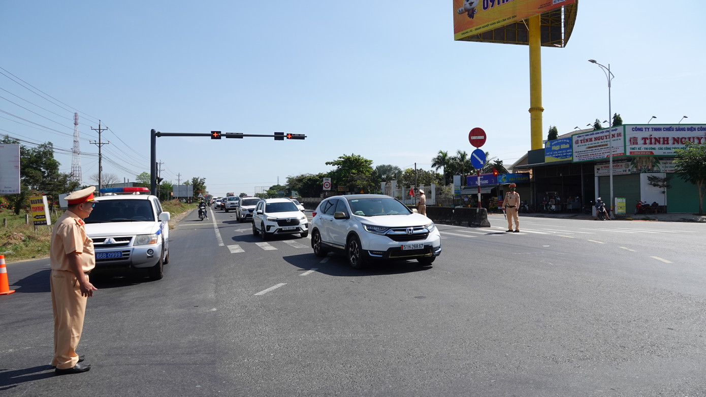 Lực lượng cảnh sát giao thông làm nhiệm vụ trong những ngày Tết Nguyên đán.