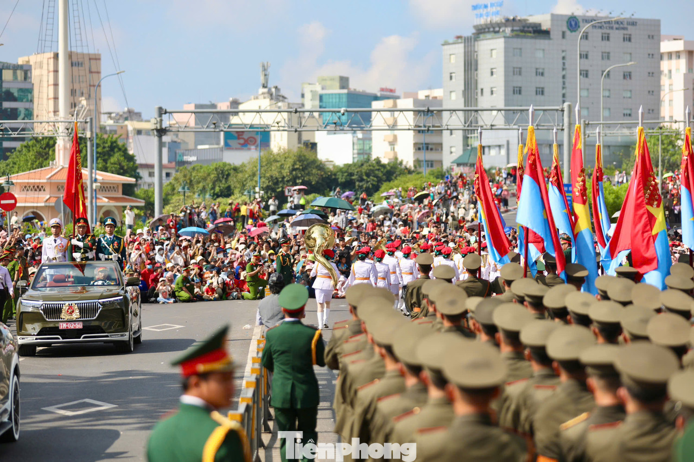 Đông đảo người dân chờ đợi các khối diễu binh đi qua.