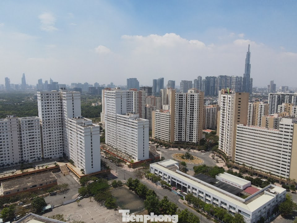 Với diện tích đất rộng 38,4 ha và hàng chục block chung cư đồ sộ, Khu tái định cư Bình Khánh (TP.Thủ Đức) là khu tái định cư lớn nhất TPHCM được xây dựng, hoàn thành từ năm 2015. Kể từ đó đến nay, nhiều block chung cư vẫn cửa đóng then cài và đang xuống cấp trầm trọng.