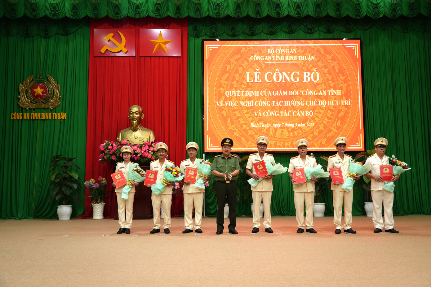 Lãnh đạo Công an tỉnh Bình Thuận trao các quyết định nghỉ công tác hưởng chế độ hưu trí cho tập thể lãnh đạo cấp phòng và chỉ huy cấp đội. Lãnh đạo Công an tỉnh Bình Thuận trao các quyết định nghỉ công tác hưởng chế độ hưu trí cho tập thể lãnh đạo cấp phòng và chỉ huy cấp đội.