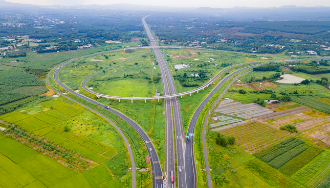 TPHCM sẽ phát triển theo 5 trục không gian và 5 trục Đông - Tây. TPHCM sẽ phát triển theo 5 trục không gian và 5 trục Đông - Tây.