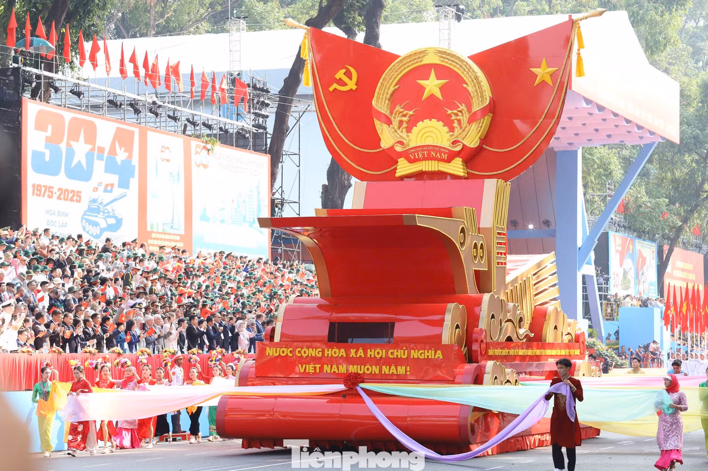 Đi đầu đội hình diễu binh, diễu hành là Quốc huy nước Cộng hòa xã hội chủ nghĩa Việt Nam. Quốc huy được đặt trên biểu tượng chim Lạc, thể hiện cội nguồn văn hóa, ý chí, khát vọng hòa bình, thống nhất Tổ quốc của dân tộc Việt Nam.