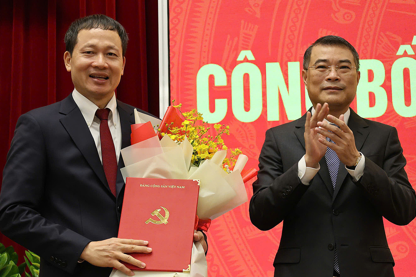 Ông Lê Minh Hưng, Trưởng Ban Tổ chức Trung ương trao quyết định và tặng hoa chúc mừng tân Bí thư Tỉnh ủy Đồng Nai Vũ Hồng Văn.