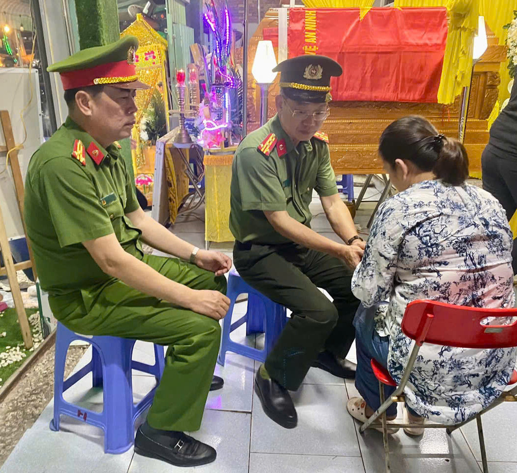 Đại tá Vũ Như Hà, Giám đốc Công an tỉnh Bà Rịa - Vũng Tàu và Thượng tá Trần Thanh Hiển, Phó Giám đốc Công an tỉnh Bà Rịa - Vũng Tàu động viên người thân thượng sĩ Nguyễn Ngọc Minh Nhật. Đại tá Vũ Như Hà, Giám đốc Công an tỉnh Bà Rịa - Vũng Tàu và Thượng tá Trần Thanh Hiển, Phó Giám đốc Công an tỉnh Bà Rịa - Vũng Tàu động viên người thân thượng sĩ Nguyễn Ngọc Minh Nhật.