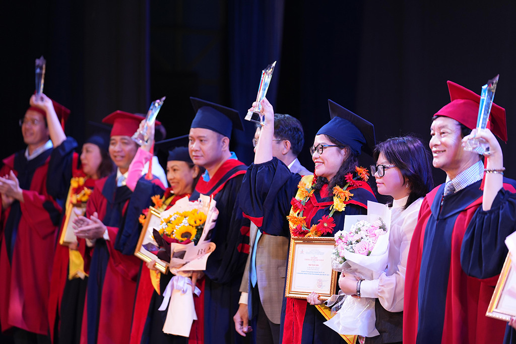 UEF vinh danh thủ khoa, á khoa.