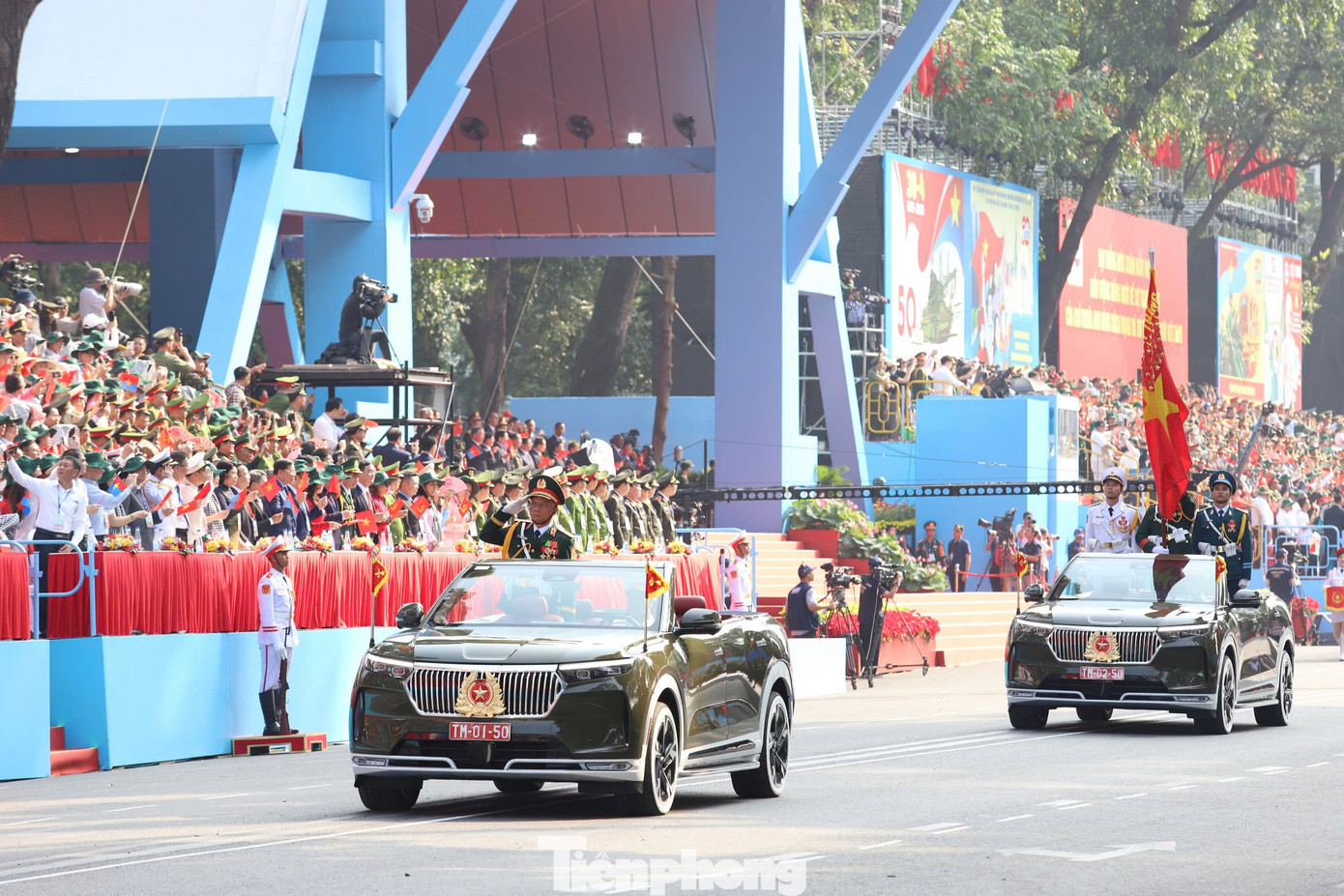 Khối Quân kỳ do Trung tướng Nguyễn Quang Ngọc, Ủy viên Trung ương Đảng, Ủy viên Quân ủy Trung ương, Phó Tổng Tham mưu trưởng Quân đội nhân dân Việt Nam chỉ huy dẫn đầu các khối đại diện cho Quân đội nhân dân Việt Nam và Dân quân tự vệ tiến vào lễ đài.