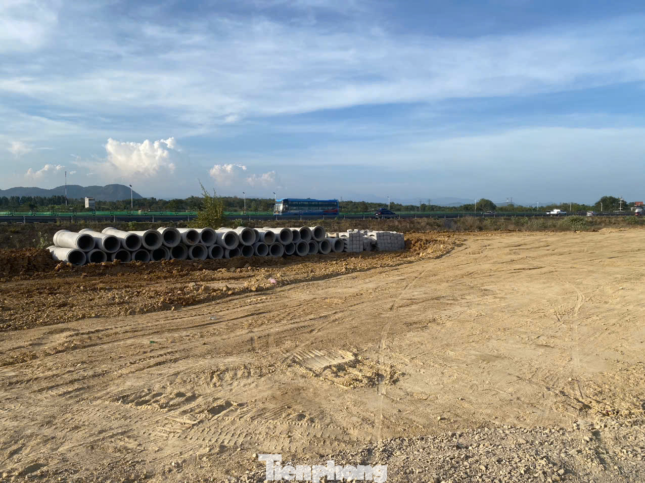 Tuy nhiên, nhiều công trình tại trạm dừng nghỉ vẫn đang dang dở.